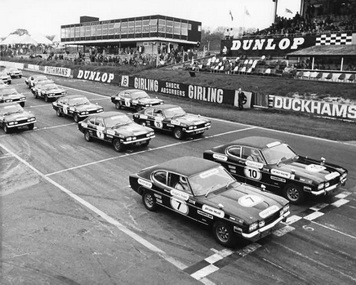 Startaufstellung des Capri Celebrity Race in Brands Hatch
beim Fordsport Tag im Mai 1972. Startaufstellung des Capri Celebrity Race in Brands Hatch
beim Fordsport Tag im Mai 1972.